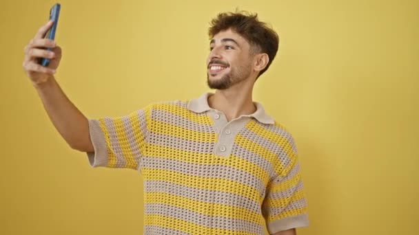Χαρούμενος Νεαρός Άραβας Άντρας Αυτοπεποίθηση Βγάζει Μια Δροσερή Σέλφι Smartphone — Αρχείο Βίντεο