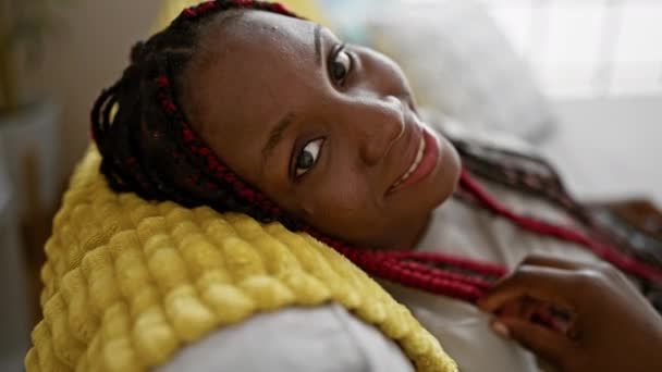 Neşeli Afro Amerikalı Kadın Evinin Rahat Kanepesinde Rahatlarken Bulaşıcı Bir — Stok video