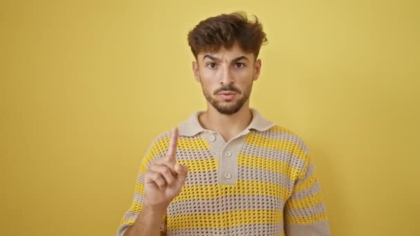 Jovem Árabe Homem Com Expressão Séria Dizendo Não Com Dedo — Vídeo de Stock