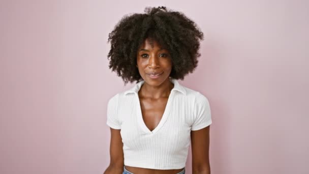 Afro Amerikalı Kadın Müşteri Alışveriş Torbaları Kredi Kartını Izole Edilmiş — Stok video