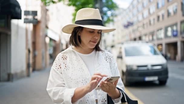 Mulher Hispânica Jovem Bonita Usando Smartphone Sorrindo Nas Ruas Estocolmo — Vídeo de Stock