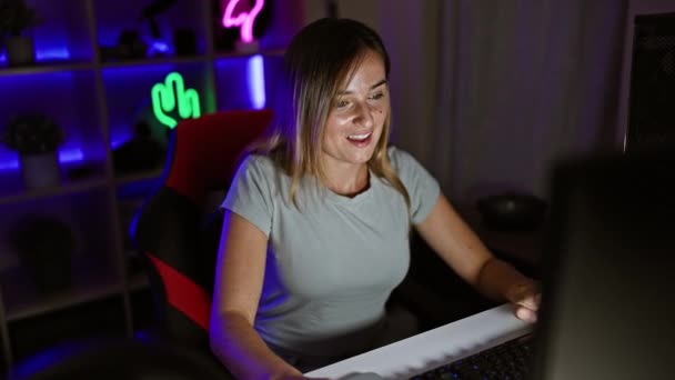 Blondýny Streamer Dívka Přichytává Vítězství Hraní Videohry Herně Vyzařující Důvěru — Stock video