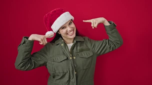 Jovem Bela Mulher Hispânica Sorrindo Confiante Apontando Para Chapéu Natal — Vídeo de Stock