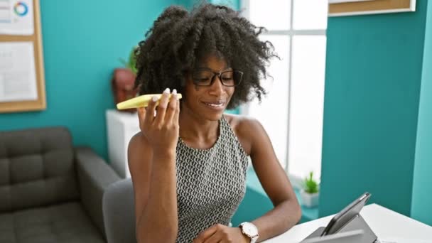 Afrika Kökenli Amerikalı Kadını Ofiste Çalışan Akıllı Telefonuyla Sesli Mesaj — Stok video