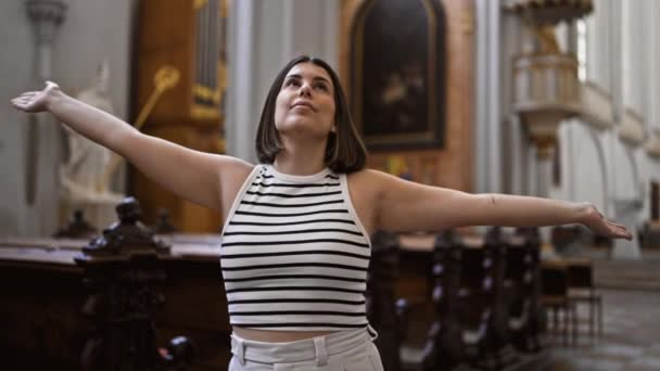 Młoda Piękna Latynoska Kobieta Odwiedza Kościół Otwartymi Ramionami Kościele Augustynów — Wideo stockowe