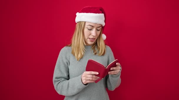 Mujer Rubia Joven Con Sombrero Navidad Sosteniendo Cartera Vacía Sobre — Vídeo de stock