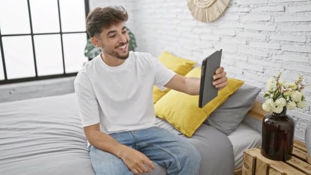 Acogedor Apartamento Joven Árabe Feliz Utiliza Dispositivo Tecnología Touchpad Para — Vídeos de Stock
