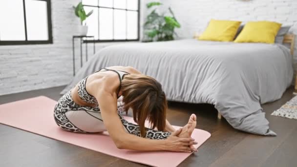 Sportieve Jonge Spaanse Vrouw Ondergedompeld Wellness Stretching Haar Been Yoga — Stockvideo
