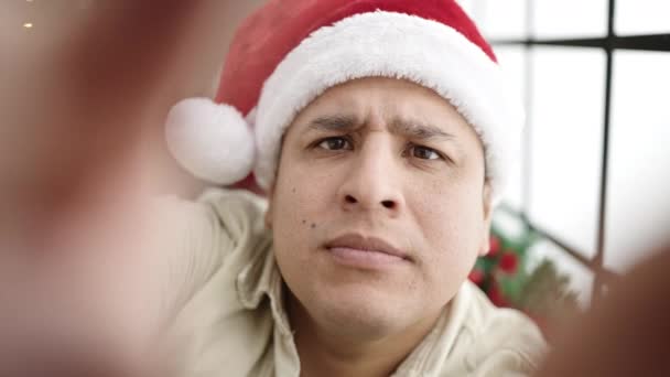 Giovane Uomo Ispanico Avendo Videochiamata Che Celebra Natale Casa — Video Stock