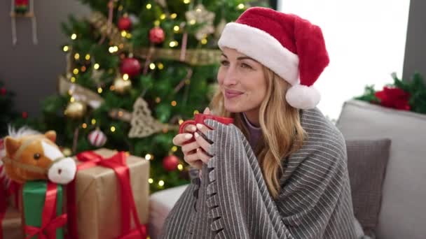 年轻美丽的惊慌失措的女人闻到一杯咖啡在家里庆祝圣诞节 — 图库视频影像