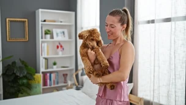 Junge Kaukasierin Mit Hund Lächelt Selbstbewusst Schlafzimmer — Stockvideo