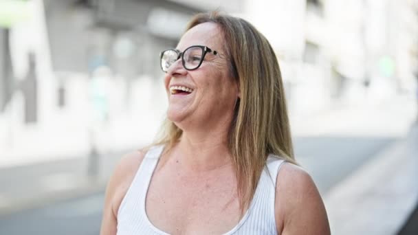 Mujer Hispana Mediana Edad Con Gafas Mirando Cielo Sonriendo Calle — Vídeos de Stock