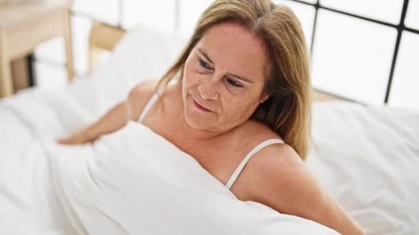 Mujer Hispana Mediana Edad Despertando Sentada Cama Dormitorio — Vídeos de Stock