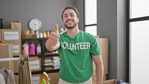 年轻的他的惊慌失措的男人志愿在慈善中心做着大拇指向上的手势微笑 — 图库视频影像