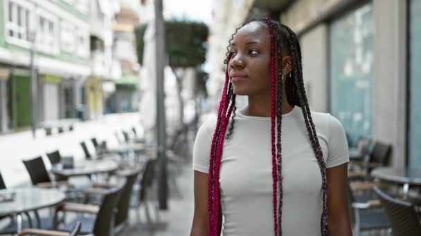 Mujer Afroamericana Alegre Expresando Confianza Brazos Cruzados Sonriendo Radiantemente Una — Vídeos de Stock