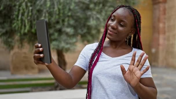 자신감 아프리카계 미국인 그녀의 노트북과 즐거운 온라인 통화에 그녀의 패션을 — 비디오