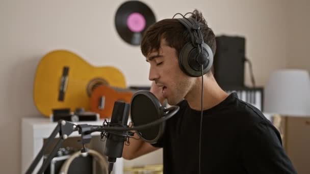 Confiante Jovem Artista Hispânico Cantando Alegremente Seu Coração Estúdio Música — Vídeo de Stock