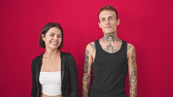 Güzel Çift Gülümsüyor Kendine Güvenen Yumruklar Izole Kırmızı Arka Planda — Stok video