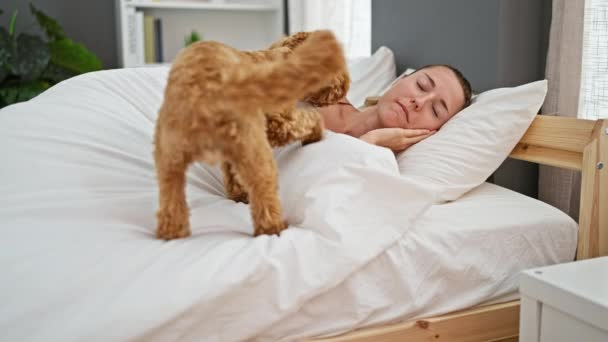 年轻的高加索女人 带着狗躺在床上 在卧室玩耍 — 图库视频影像