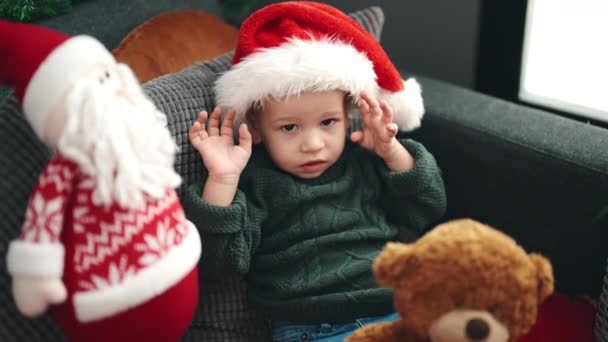 Adorabile Bambino Biondo Seduto Sul Divano Indossando Cappello Natale Casa — Video Stock