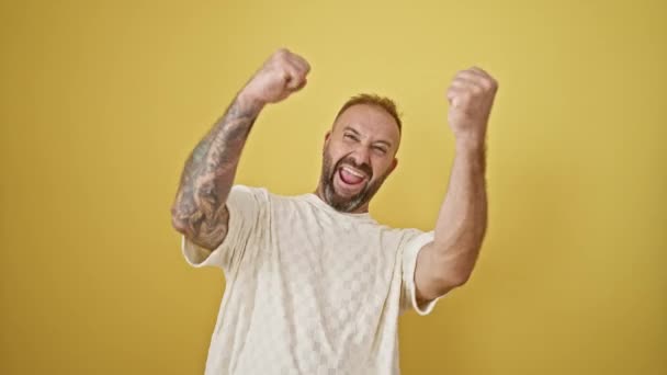 Веселий Молодий Чоловік Впевнено Відзначає Свою Перемогу Руки Підняті Радості — стокове відео