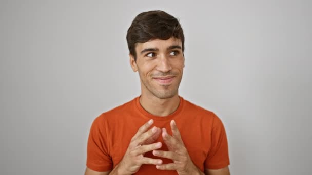 Atraktivní Veselý Mladý Hispánec Který Sebevědomě Usmívá Když Stojí Prsty — Stock video