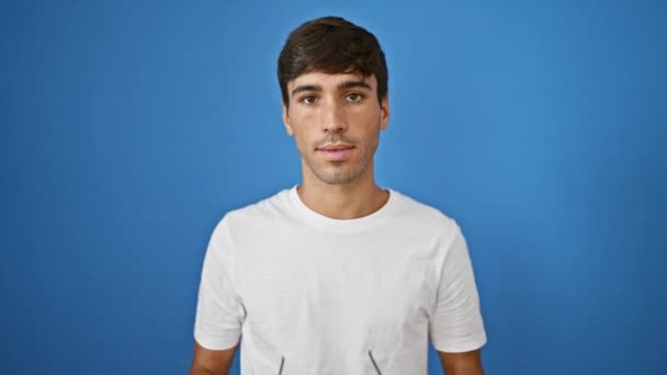 Pohledný Mladý Hispánec Vyzařující Sebedůvěru Postávající Ležérně Ale Chladně Brýlích — Stock video