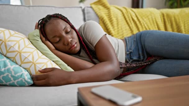 Uitgeput Afrikaans Amerikaanse Vrouw Ligt Comfortabele Slaap Thuisbank Met Behulp — Stockvideo