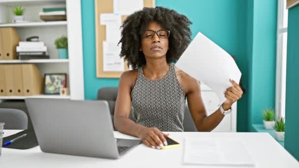 Αφρο Αμερικανίδα Επιχειρηματίας Χρησιμοποιώντας Φορητό Υπολογιστή Χρησιμοποιώντας Έγγραφα Ανεμιστήρα Στο — Αρχείο Βίντεο
