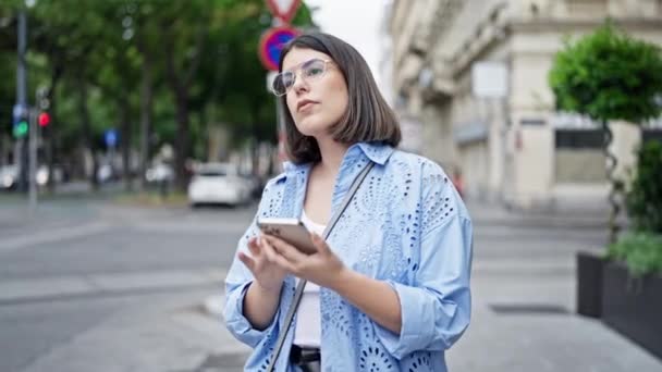 Jovem Bela Mulher Hispânica Encontrar Amigo Usando Smartphone Nas Ruas — Vídeo de Stock