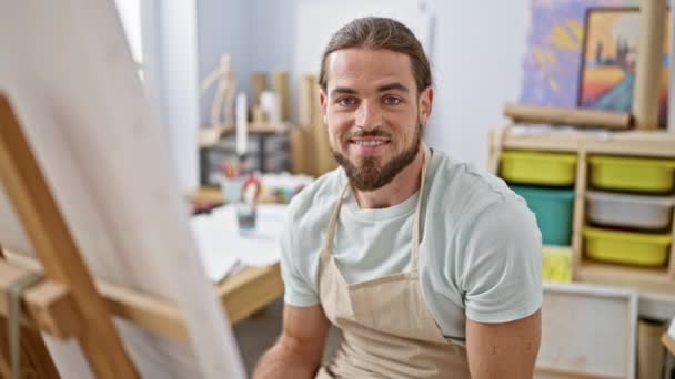 Young Hispanic Man Artist Smiling Confident Drawing Art Studio — ストック動画