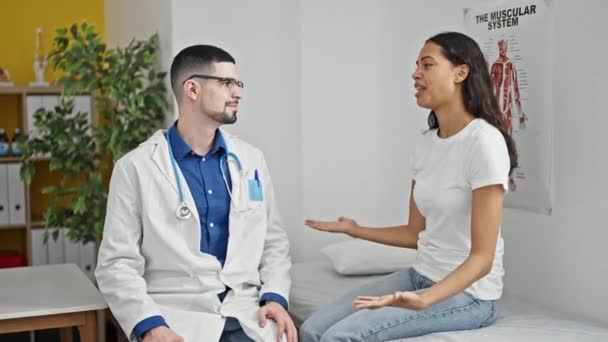 Dva Šťastní Lidé Mužský Lékař Pacientka Kteří Během Konzultace Klinice — Stock video