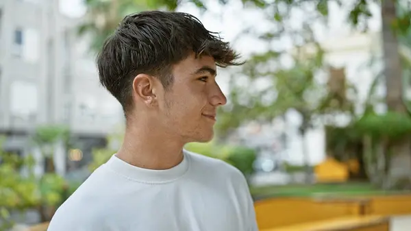 Fröhlicher Junger Hispanischer Teenager Strahlt Zuversicht Aus Lächelt Fröhlich Und — Stockfoto