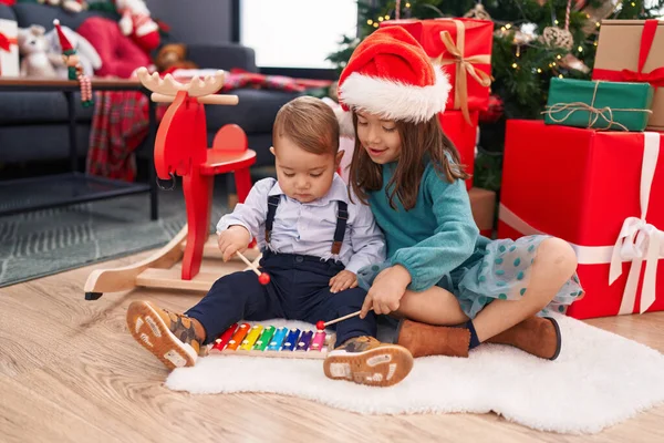 Sevimli Kız Oğlan Evde Ksilofon Oynayarak Noel Kutluyorlar — Stok fotoğraf