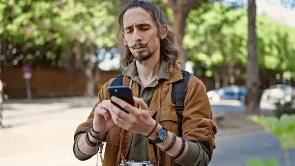 Young Hispanic Man Tourist Using Smartphone Park — Stock Photo, Image