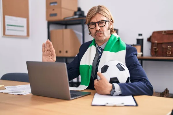 白种人 留着胡子 在办公室里工作 用张开的手 用严肃而自信的表情和防守的手势 为足球队助威 — 图库照片
