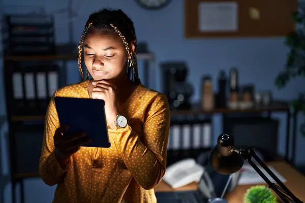 Afroamerikanerin Mit Zöpfen Die Nachts Mit Tablet Kinn Büro Arbeitet — Stockfoto