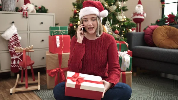 Mladá Blondýna Žena Mluví Smartphone Sedí Podlaze Vánočního Stromku Doma — Stock fotografie