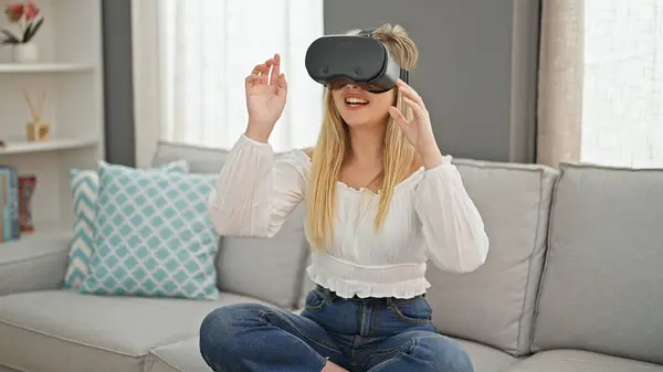 Молодая Блондинка Играющая Видеоигры Очках Виртуальной Реальности Дома — стоковое фото