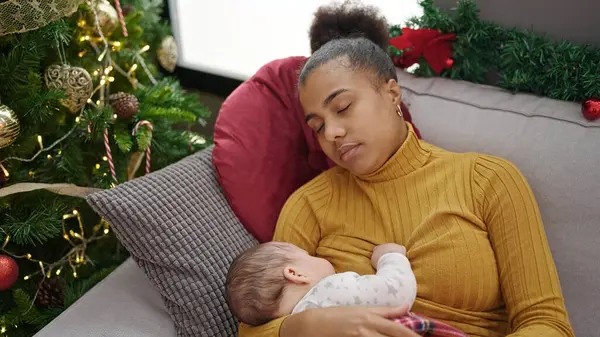 Mãe Filho Celebrando Natal Dormindo Sofá Enquanto Amamenta Bebê Casa — Fotografia de Stock