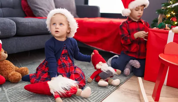 Sevimli Erkek Kız Noel Ağacını Süslüyor Evde Noel Baba Oyuncağıyla — Stok fotoğraf