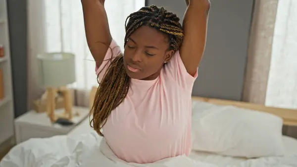 Afroamerikanerin Wacht Mit Ausgestreckten Armen Schlafzimmer Auf — Stockfoto