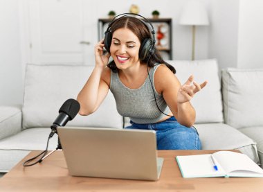 Genç, güzel İspanyol kadın gazeteci evde çalışıyor.