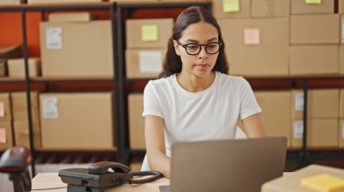 Ofisteki bilgisayarı kullanan Afrikalı Amerikalı bir iş adamı.