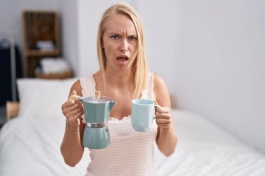 Kafkasyalı genç bir kadın şok olmuş bir halde yatakta kahve içiyor. Şüpheci ve alaycı görünüyor. 