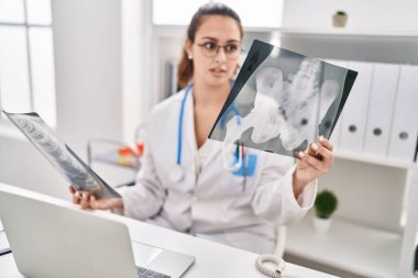 Genç, güzel İspanyol kadın doktor. Klinikteki masada oturuyor.