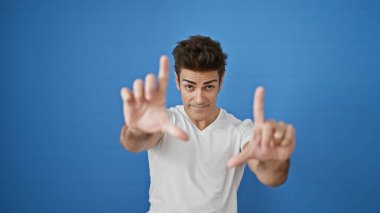 İspanyol asıllı genç bir adam el hareketleriyle resim yapıyor.