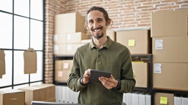 Genç bir İspanyol iş adamı ofisteki touchpad 'i kullanıyor.
