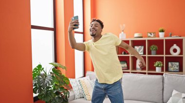 Afrikalı Amerikalı adam evde video dansı yapıyor.