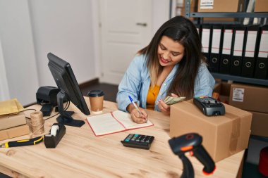 Genç, güzel ve cüsseli bir kadın. Elinde dolar tutan bir iş adamı. Ofisteki defterde yazıyor.